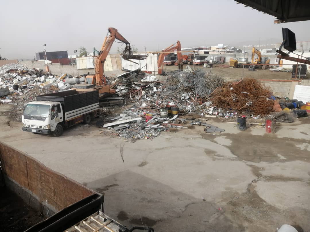 تنظيف موقع الهدم وتجميع مخلفات الحديد والسكراب